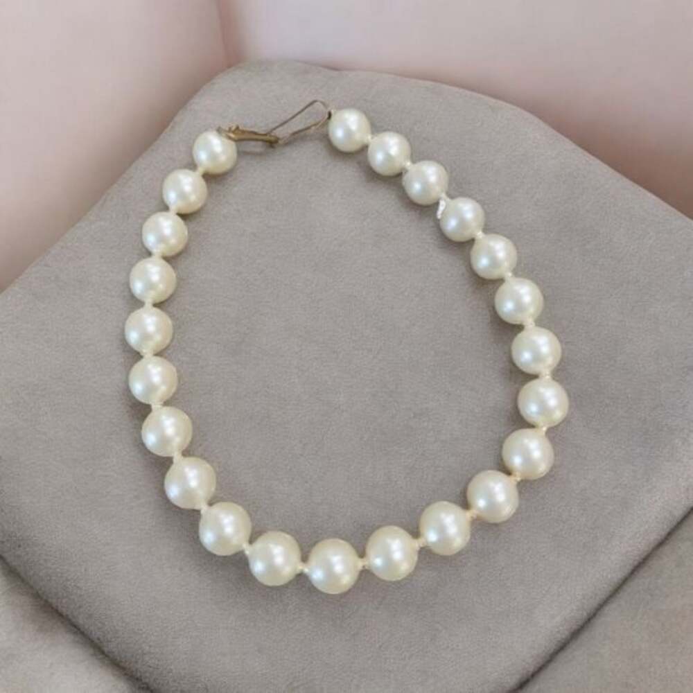 White pearl bracelet
